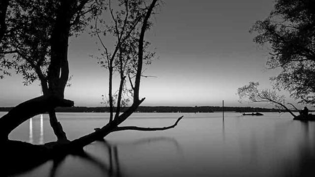 湖のモノクロ写真